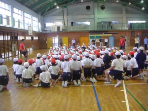 子どもたちの両側に立って，トラップとパスを披露する小笠原選手と中村選手 華麗なプレーに，身を乗り出して見つめる子どもたち(14:10)