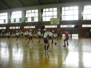 小笠原選手，中村選手と一緒にミニゲームをする子どもたち(14:25)