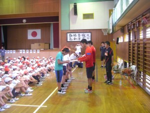 各学級の代表児童に，小笠原選手，中村選手から記念品贈呈(15:05)