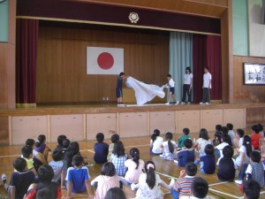 布団とシーツの敷き方について，実技学習を行う４年生(9:10)