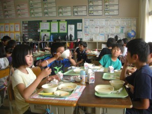 会食を楽しむ４年生の子どもたち(12:35)