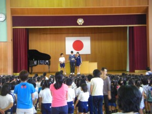 体育委員会からの発表～一輪車や竹馬など，使った後はきちんとせいとんしましょう～(8:10)