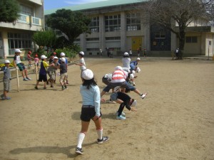 一列になって　馬跳びをする２年生の子どもたち(10:20)