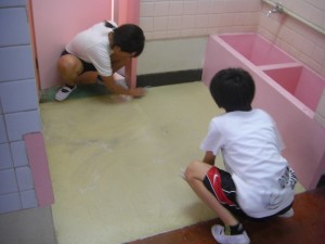 トイレ入り口の床を磨く保健委員会の子どもたち(15:30)