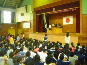 入賞したみなさんに，校長先生から賞状が伝達されました。(8:15)