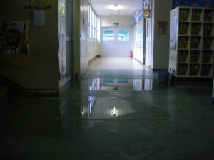 新館校舎１階廊下　雨水が廊下まで広がっています。(8:00)