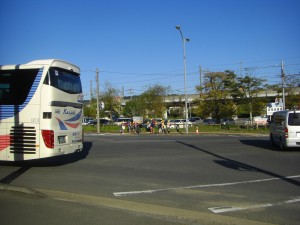 鹿島神宮駅交差点を，登校班で学校へと向かう子どもたち(7:30)