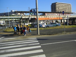 班長さんを先頭に，鹿島神宮駅前交差点を渡る子どもたち(7:40)