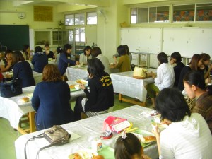 図工室での給食試食会(11:50)