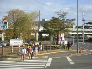 朝日を浴びながら，登校班で学校へと向かう子どもたち(7:35)