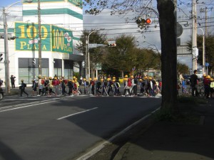 鹿島小学校前交差点を横断し，学校へと向かう子どもたち(7:45)