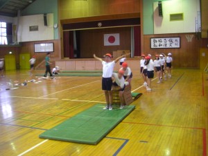 軽やかにとび箱を跳び越す子どもたち　フィニッシュもきちんと決まりましたね。(10:20)