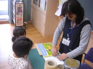 図書館司書の先生の仕事をじっと見つめる子どもたち(14:30)