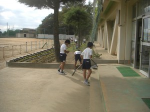 鹿島小の「顔」でもある新館校舎玄関入り口を，静かにそして集中して掃除する４年生(13:45)