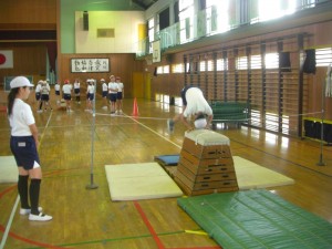 台上前転の練習をする子どもたち(10:50)