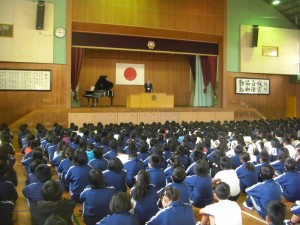 鹿島神宮奉納相撲祭で，本校児童の活躍を紹介する校長先生(8:10)