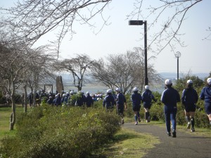 城山公園内のコースを確認する５，６年生(9:45)