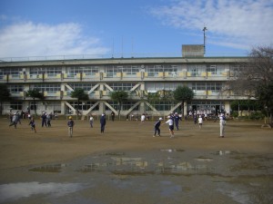 グラウンドの水たまりに　校舎が！　子どもの観察力は鋭いですね。(13:10)