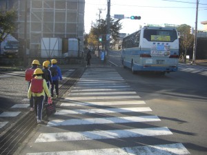 白い吐息をはずませながら　学校へと向かう子どもたち(7:45)