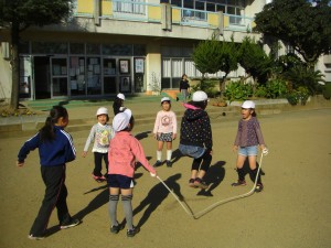 長なわとびで遊ぶ子どもたち(13:20)