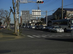 軽やかな足どりで城山公園へ向かう子どもたち(8:35)