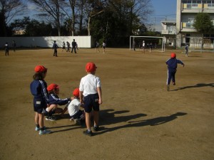 「せんせいがおにだよ！」すぐにかけだす１年生(13:20)