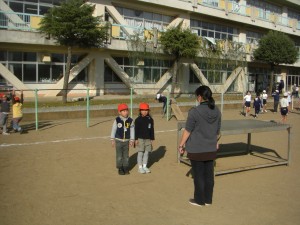 あさっての校内持久走大会であいさつの練習をする子どもたち(13:15)