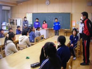 担当の先生のお話を聞く図書委員会の子どもたち(15:15)