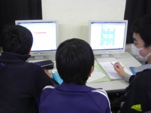 友だちと話し合いながらウェブページを活用して学習を進める６年生(11:35)