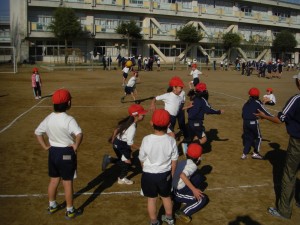 ドッジボールで遊ぶ１年生(13:15)