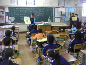 CIMG8695 1年生にクイズを出題する保健委員会のみなさん(8:20)