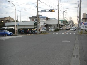 鹿島小前交差点にて　こちらへ向かって朝のあいさつをする子どもたち(7:30)