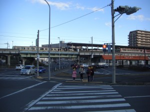 鹿島神宮駅前の交差点では，６年生が１年生のランドセルをあけて，手袋をとって手渡す微笑ましい姿が見られました。(7:35)