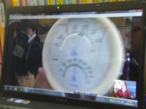 今日の屋久島は晴れ　午後１時現在の気温は１６度。室内は２２度，もちろんストーブはないそうです。(13:05)