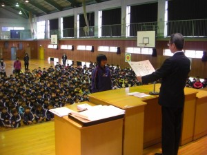 素晴らしい活躍をしたみなさんに，校長先生から賞状が伝達されました。(8:10)