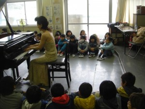 西畑先生の演奏を聴く子どもたち(10:50)