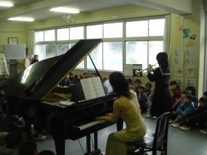 西畑先生のピアノ演奏と上田さんのお嬢さんによるトランペット演奏(11:10)