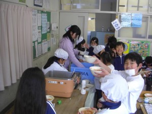 給食の配膳をする２年生の子どもたち(12:20)