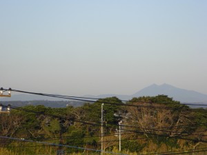 北西方向には筑波山の姿を望むことができました。(8:00)