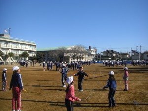 快晴の下，なわとびの練習をする子どもたち(10:15)