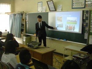 プレゼンテーションを通して，講話をする宗次氏(11:50)