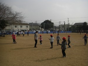 先生にアドバイスをもらいながら,なわとびの練習をする子どもたち(13:15)