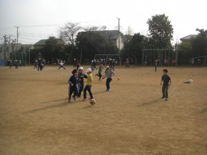 サッカーで楽しいひとときを過ごす子どもたち(13:20)