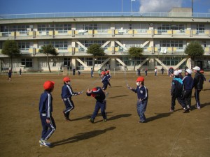 短なわとびで，８の字跳びにチャレンジする低学年児童(13:15)