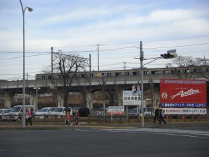 鹿島神宮駅前交差点を横断する子どもたち(7:30)