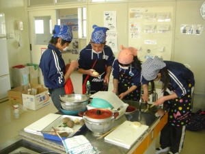 ２組家庭科　ジャーマンポテトをつくる子どもたち(14:10)