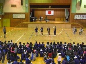 体育館中央で，ファイナルコンサートを行う６年生のみなさん(13:20)