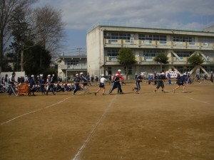 手際よくつなひきの用意をする５年生の子どもたち