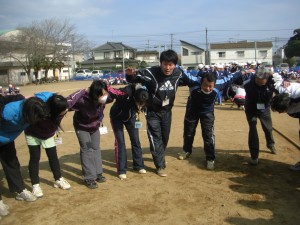 職員チーム　円陣を組んで気合いを入れて　つなひきに臨みましたが，さすが６年生　男子・女子両チームとも職員チームに勝利しました。(14:05)