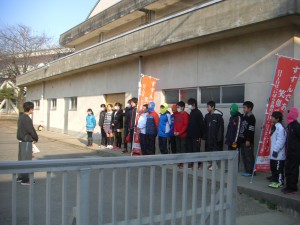 あいさつ運動が終わり，児童会担当の先生のお話を聞く子どもたち(8:00)